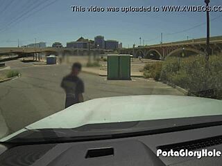 看看这个黑女孩在便携 gloryhole 吸很多白鸡巴