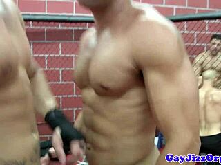 肌肉猛男在狂野群交中用力口交