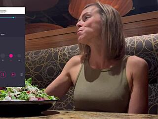 嘿，在公共餐厅用遥控振动器高潮！