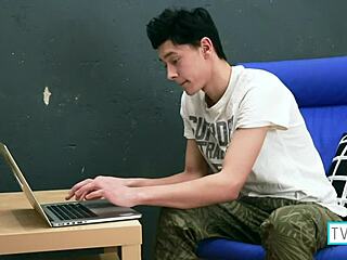 黑发同性恋少年18+洛根袜子里抚摸巨大硬鸡巴