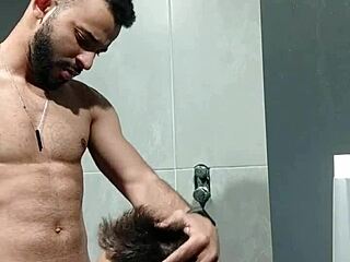 看到那家伙健身房盯着我？我带他去浴室让他吸我鸡巴。