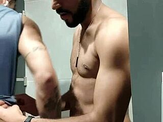 看到那家伙健身房盯着我？我带他去浴室让他吸我鸡巴。