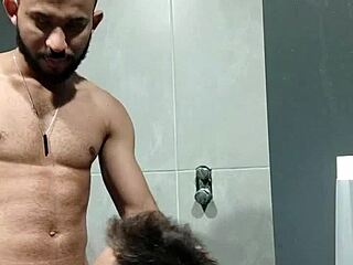 看到那家伙健身房盯着我？我带他去浴室让他吸我鸡巴。