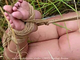 嘿！谁绑住了这个裸体动漫女孩？