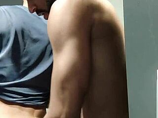 看到那家伙健身房盯着我？我带他去浴室让他吸我鸡巴。