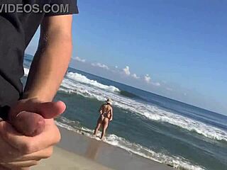 两个陌生妹子在海滩偷看我自慰