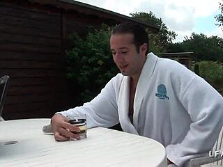 Cindy Picardie花园里肛交深插，法国调调