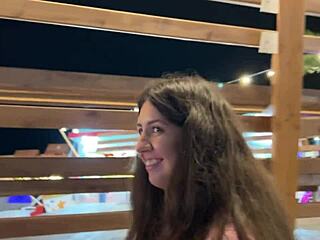 公共搭讪变得狂野，家伙说服女孩现金性爱。原始大胆户外。