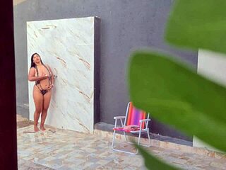 抓到我性感邻居海滩后淋浴！🌊