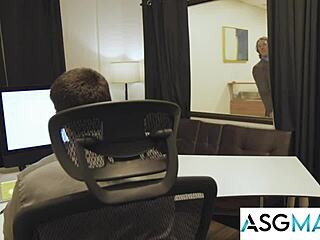 帅哥在Gay办公室恶搞中偷偷激烈约会，DisruptiveFilms出品。