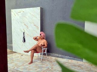 抓到我性感邻居海滩后淋浴！🌊