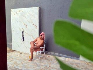 抓到我性感邻居海滩后淋浴！🌊