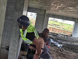 工人离开后在公共场所无套性交