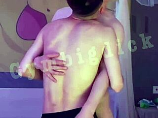 这个帅气亚洲同性业余情侣能像专业那样无套操吗？