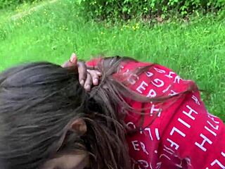 我感觉像个荡妇 Lesbian闺蜜在公园长椅上吸鸡巴