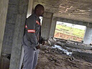 工人离开后在公共场所无套性交