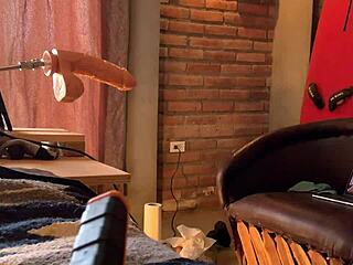 机器猛钻紧致屁股，狂野同性动作