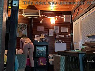 Met delivery guy naked, let him grope my boobs, what a wild moment!