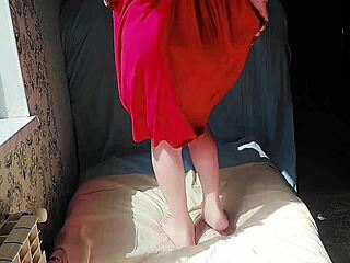 我是个娘娘腔变装者，在性感裙子里炫耀大屁股