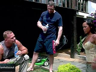 惊艳东方棕发美女在花园中双重插入