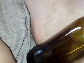 哇！格雷塔拉用瓶子摩擦她多汁怀孕小穴唇