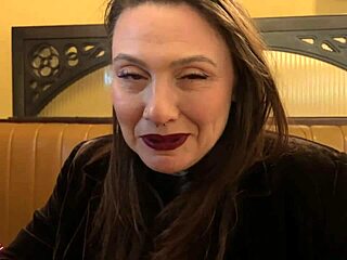 出轨老板在酒吧厕所意外中招面部