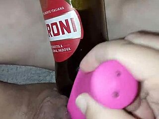 哇！格雷塔拉用瓶子摩擦她多汁怀孕小穴唇