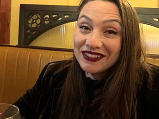 出轨老板在酒吧厕所意外中招面部