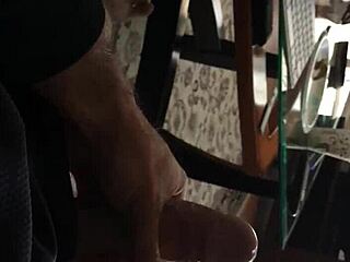 阿拉伯猛男挥舞巨大鸡巴有力