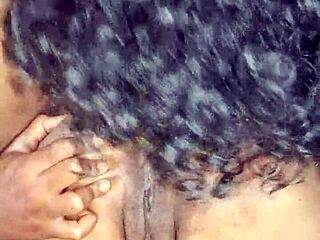 印度 Desi 嫂子接受狗式舔逼