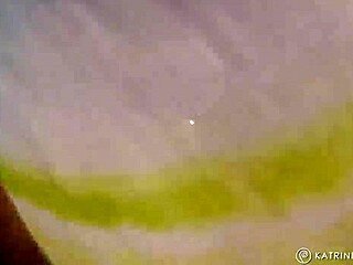 毛茸茸阴毛和大屁股的肥婆裸体在公共海滩炫耀