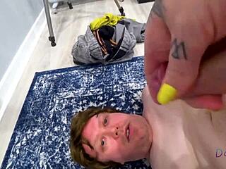 浴室高潮中的精液和更多精液