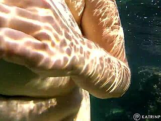 毛茸茸阴毛和大屁股的肥婆裸体在公共海滩炫耀