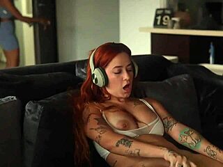 嘿，抓到室友在虚拟性爱，诱惑她直到我们猛干！