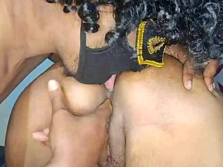 印度 Desi 嫂子接受狗式舔逼