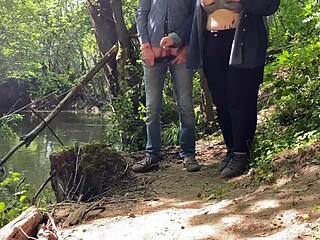 胖熟女在公共场合施展隐秘手活魔法