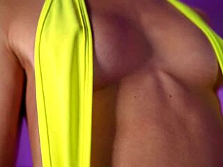 模特试穿超大胆透视微比基尼