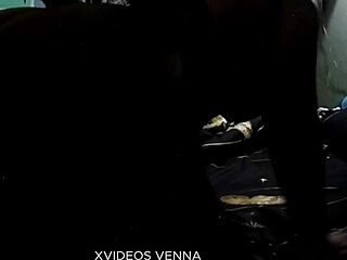 瘦弱金发女友骑大鸡巴在家自拍！