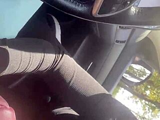 Milfycallas高挑主妇角色扮演：在车旁内衣里崇拜屁股