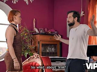 红发美女骗邻居给她真正高潮，哎呀！