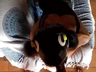 看这些性感POV口交导致深喉和吞精。