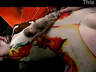 莉莉·托特在泥浆中爬着玩肛门