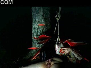 莉莉·托特在泥浆中爬着玩肛门