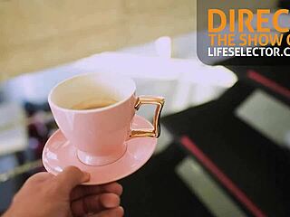 娇小Alexa Flexy渴望和朋友狂野3P，你加入吗？