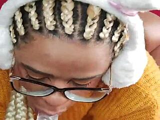 拉丁骚货吞下整个假阳具！