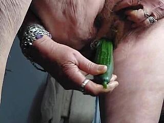 老奶奶用黄瓜猛插她的骚穴！