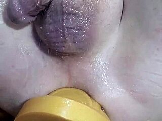 巨大假鸡巴把我的紧逼和屁眼撑得大开