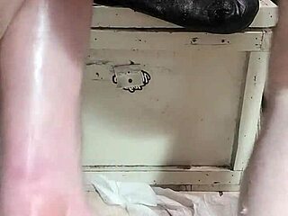 巨大假鸡巴把我的紧逼和屁眼撑得大开