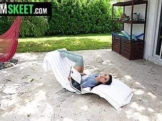 Petite stepsis splits pussy open