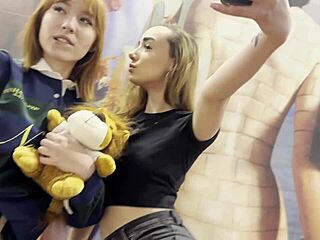 两个女大学生拍照变试镜激战